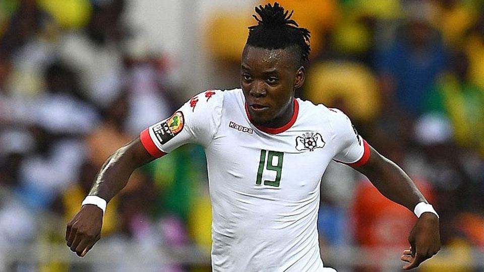Winger semifinalis Liga Champions, Bertrand Traore secara resmi baru saja bergabung dengan klub gurem Liga Inggris.
